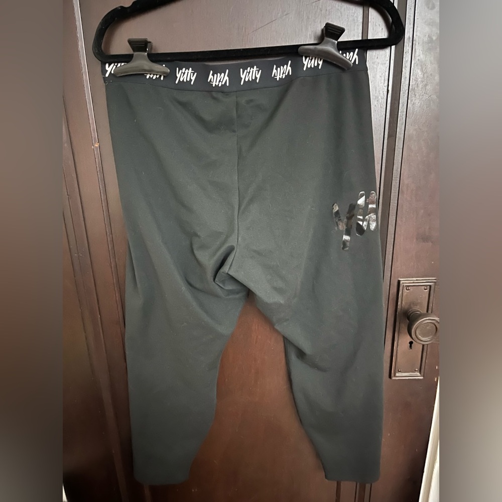 YITTY SZ 1X Stretch Capri Leggings